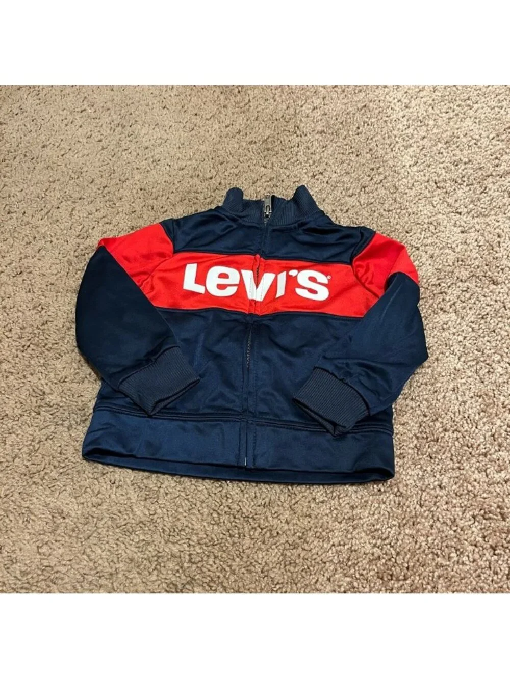 Navy/Blue, White, and Red Levi’s Outfit